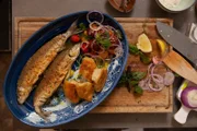 Eine echte Fisch-Liebhaberin ist Katja Feldmeier aus Schwarzach. Die junge Niederbayerin kauft frische Forellen am liebsten direkt vom Züchter und bereitet daraus Filets an Mandelsplitter, Apfel und Kartoffel zu. Auch Vroni Lutz hat sich Gedanken gemacht, was man mit Fisch zubereiten kann und zaubert heute eine gebackene Renke mit schnellem Brot und Tomatensalat. Und für diejenigen, die es lieber vegetarisch mögen, gibt es Burrata mit Erbsenstampf und Brennnessel-Minzpesto.