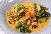 International wird es, wenn der Münchner Spitzenkoch Hans Jörg Bachmeier im Kürbis-Süßkartoffel-Curry Indien und Südamerika mit regionalen Zutaten vereint.