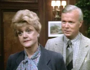Jessica Fletcher (Angela Lansbury) und Lt. Moynihan (Kevin Tighe) begeben sich auf die Suche nach dem Mörder des Vermögensberaters Philipp Royce.
