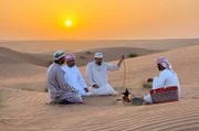 Bald ist Sonnenuntergang und Zeit für Kahwa, einen omanischen Kaffee, der oft mit Kardamom aromatisiert wird.