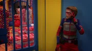 Henry Hart (Jace Norman, r.)