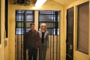 Det. Lilly Rush (Kathryn Morris, r.) begleitet Tommy Dicenzio (Tommy Savas, l.) zum Verhör ...