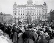 Kommunistische Kundgebung am 1. Mai 1930. Die KPÖ sieht die Sozialdemokratie als Flügel des Faschismus. Zusammenarbeit gibt es kaum.