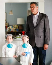 (v.li.): Ella Allan (Amy Fogerty), Mia Allan (Emma Fogerty), Brad Garrett (Douglas Fogerty).