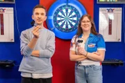Dartspielerin Julia Siek (r.) zeigt "PUR+"-Moderator Eric Mayer (l.), wie man mit Dartpfeile möglichst genau ins Ziel trifft. Kann Eric die Challenge meistern und am Ende des Trainingstages genau 30 Punkte mit maximal sechs Pfeile erzielen?