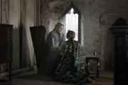 Dowager Queen Elizabeth (Essie Davis, l.); Elizabeth of York (Jodie Comer, r.)