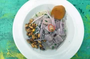 Ceviche ist ein köstliches Fischgericht mit Limettensaft und Chili, das Elemente aus der peruanischen und der japanischen Esskultur vereint.