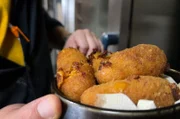 Garnelenkroketten sind eine Spezialität Belgiens. An der belgischen Küste werden Nordseegarnelen gefischt – zuweilen sogar noch mit dem Pferd.