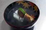 Kaiseki bezeichnet eine gehobene japanische Kochkunst mit Zen-Tradition, die besonderen Gästen vorbehalten ist.