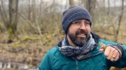 Einstein Frühlingserwachen: Passen sich die Tiere der Wärme an? Moderator Bähram Alagheband hält einen Frosch in der Hand.