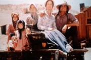 (v.l.n.r.) Laura Ingalls (Melissa Gilbert); Carrie Ingalls (Lindsay Sidney Greenbush); Mary Ingalls (Melissa Sue Anderson); Caroline Ingalls (Karen Grassle); Charles Ingalls (Michael Landon)