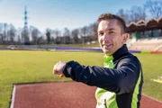 "PUR+"-Moderator Eric Mayer wirft zum ersten Mal mit einem Speer. Kann er am Ende des Trainingstages die Challenge bestehen und den Speer 30 Meter weit werfen?