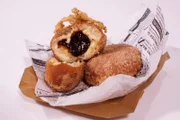 International wird es, wenn der Münchner Spitzenkoch Hans Jörg Bachmeier seine bayerischen Zander-Krautwickerl mit Zwiebelkraut und französischer Beurre Blanc verfeinert.; Mehlspeisen gehören zu Bayern wie der weiß-blaue Himmel. Hans Jörg Bachmeier tischt eine fast vergessene, besondere niederbayerische Variante auf - Dafeide Erdäpfel - und zeigt, warum man sich vom Namen nicht irritieren lassen sollte.