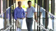 Da in Michaels (Jeffrey Donovan, r.) Portemonnaie mal wieder Ebbe herrscht, nimmt er einen Job bei dem Kunsthändler Scott Chandler (Joel Gretsch) an, der glaubt, von einem Unbekannten verfolgt zu werden.