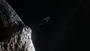 Der eisige Saturnmond Iapetus ist ein besonders ungewöhnlicher Himmelskörper. Neben seinem Äquatorwall hat seine Oberfläche zwei scharf abgetrennte Seiten – eine weiße und eine schwarze.