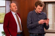 Hubert (Bernhard Ulrich, links), verbietet Philipp (Philipp Schneider, KLD), während der Arbeit aufs Handy zu schauen.