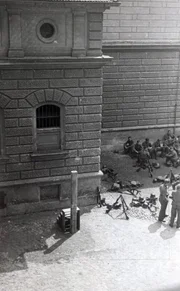 Galgen in einem Gefängnishof. Vermutlich in Graz, mit lagernden Heimwehrangehörigen.