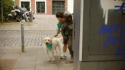 Piet (Noah Lusander) und Bagel verfolgen eine Tatverdächtige.