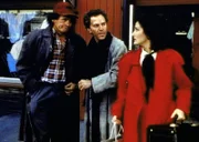 Die Staatsanwältin Kathleen Reynolds (Robin Strasser, r.) fühlt sich von den Obdachlosen Humphrey Bogart (Henry Bal, l.) und Matthew (John Rubinstein) belästigt.