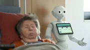 Altenpflege Erlenbach: Roboter "Pepper" überwacht den Schlaf einer Pflegeheim-Bewohnerin.