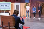 Oya Hertfelder und Christian Müller präsentieren den "Löwen" mit Max Fitness eine Faszienrolle die nicht wegrollt. Ex-Skispringer Sven Hannawald (r.) unterstützt sie bei dem Pitch.