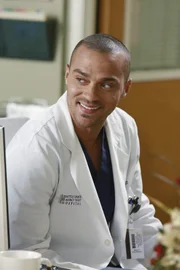 Erhält eine E-Mail, die nicht für ihn bestimmt war: Jackson (Jesse Williams) ...