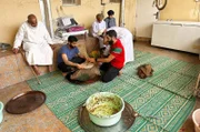 Bei der traditionellen Zubereitung von Omani Shuwa wird das Fleisch mit einer besonderen Gewürzmischung mariniert und sorgfältig in Bananenblätter eingewickelt.