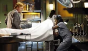 Rückblick (2007): Die Gerichtsmedizinerin Dr. Alexx Woods (Khandi Alexander) erklärt Horatio (David Caruso), dass die Tote post mortem vergewaltigt wurde.