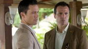 Obwohl Michael (Jeffrey Donovan, l.) den Agenten Jason Bly (Alex Carter) schon mit seiner offensichtlich beschmutzten Akte erpresst hat, steht dieser erneut vor ihm.