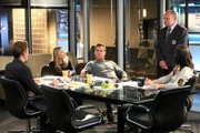 "CSI: Vegas", "Catherine Willows wagt sich (2)." Catherine und D.B. Russell sind nach wie vor vom Erdboden verschluckt. Langsam macht sich Nervosität breit, zumal es ganz danach aussieht, als ob sich unter den Cops ein Verräter befindet. Als Catherines Wagen gefunden wird, ist dieser von Kugeln zersiebt und auf der Rückbank befindet sich Blut. Es stammt von Catherine, die sich schwer verletzt vorläufig in einem Motel in Sicherheit wiegt. Doch noch bevor Verstärkung anrückt, müssen sie und D.B. Russell erneut vor ihren Verfolgern fliehen.Im Bild (v.li.): Eric Szmanda (Greg Sanders), Elisabeth Harnois (Morgan Brody), George Eads (Nick Stokes), Paul Guilfoyle (Captain Jim Brass), Jorja Fox (Sara Sidle).