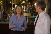 Kurz vor ihrem wichtigen Vortrag möchte sich Meredith (Ellen Pompeo) in ihrer Stammkneipe ablenken. Dort lernt sie David (Loren Dean) kennen, der ihr die Augen öffnet ...
