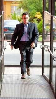 Michael (Jeffrey Donovan) hilft einem Kunsthändler, der verfolgt wird. Als er glaubt, den Schuldigen gefunden zu haben, erfährt er eine eigenartige Geschichte, die den Fall in einem völlig anderen Licht erscheinen lässt.