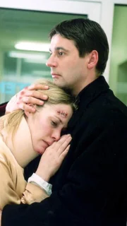 Hendrik (Ulrich Drewes) hat es geschafft, dass Britta (Stefanie Japp) glaubt, sie sei an dem Unfall schuld...