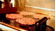 Burgerpatties auf dem Grill.  +++ Die Verwendung des sendungsbezogenen Materials ist nur mit dem Hinweis und Verlinkung auf RTL+ gestattet. +++