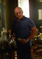 Die letzten Ereignisse haben Big Jim (Dean Norris) gezeigt, wie schlimm es bereits um die Stadtbewohner steht. Daraufhin beginnt er, an der "Emotionen als Heilung" - Theorie zu zweifeln ...