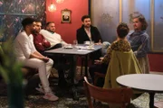 Die Straßenfest-Gang wartet vergeblich auf Esma. Von links: Theo (Julius Dombrink), Easy (Lars Steinhöfel), Gianni (Stefano Ligorio), Paco (Milos Vukovic), Nuray (Lilay Huser), David (Diego Seyfarth)