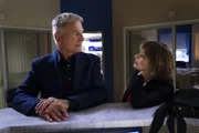 Müssen sich mit den Veränderungen im Team auseinandersetzen: Gibbs (Mark Harmon, l.) und Dr. Grace Confalon (Laura San Giacomo, r.) ...