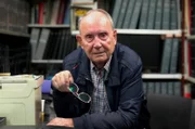 Gerd Heidemann, 91 Jahre alt, ehemaliger Reporter, in seinem Privatarchiv. Er hatte im Auftrag der Zeitschrift STERN die vermeintlichen Hitler-Tagebücher von Prof. Fischer alias Kunstfälscher Konrad Kujau erworben.