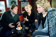 Stefan (Sigmar Solbach) und seine Halbschwester Laura (Cecilia Kunz) sind beunruhigt über Marie Luises (Christiane Brammer, r.) Veränderung: Sie nimmt Kokain...
