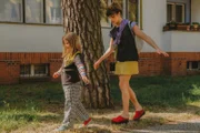 L-R: Madlen (Rosa Löwe), Helene (Mala Emde)