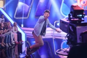 Sportlich und rasant springt Florian vor die Kamera.