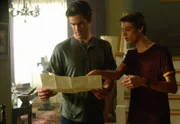 Kann Joe (Colin Ford, r.) Sam (Eddie Cahill, l.) noch trauen, nachdem er sich der seltsamen Behandlung von Christine unterziehen musste oder ist sein Onkel jetzt ein Spion?
