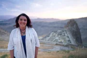 Bettany Hughes an der Alinja Burg.