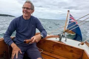 Marinemaler Martyn Mackrill auf seinem Boot