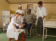 Sam (Francis Fulton-Smith, rechts) ist froh darüber, dass Katrin (Christine Neubauer, links) sich mit der Sprechstundenhilfe Ari (Michelle Molatlou) versteht und in der Klinik als Ärztin aushilft.