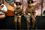 In Russland wissen wohl bereits die Kleinsten, dass ihr Land seit 1945 immer am 9. Mai den „Tag des Sieges“ über das nationalsozialistische Deutschland feiert. Seit der großen Parade 2015 legitimiert Wladimir Putin damit auch den Krieg gegen die Ukraine.