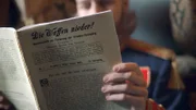 Kaiser Franz Joseph mit einer Zeitung.