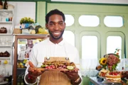 Der Rapper Tinie Tempah wagt sich an einen Klassiker aus dem Herkunftsland seiner Eltern: Suya, ein scharfer Kebab mit Rindfleisch ...