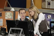 Versuchen alles, um den ehemaligen britischen Geheimagenten, der sich auf einem Rachefeldzug befindet, zu stoppen: McGee (Sean Murray, l.), Bishop (Emily Wickersham, r.) und das restliche Team ...