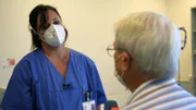 Oberärztin Dr. Mihai mit einem Patient.